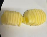 たっぷり玉ねぎとじゃがいもと卵の味噌汁作り方1写真