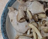 簡単★昼食！豚肉としめじのめんぽん炒め作り方2写真