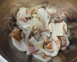 豚肉とオクラとイカの肝醤油炒め作り方1写真