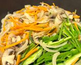 時短調理。豚肉とマッシュルームの塩レモン焼きそば作り方3写真