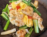 【簡単夕食】柔らか鶏胸肉と小松菜と卵の炒め物作り方5写真