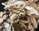 簡単たっぷりキノコのペペロンチーノ🍄‍🟫作り方2写真