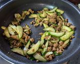 旨すぎ！きゅうりと豚挽肉カレー炒め作り方4写真
