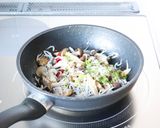 簡単に【しらすとしめじのペペロンソテー】作り方2写真