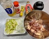 簡単！鶏もも肉とセロリの塩麹中華炒め作り方1写真