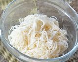 カルディのエビチリ醬のっけ素麺♪作り方2写真
