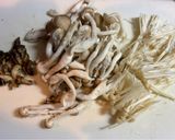 格段に旨くなる★炒めきのこ🍄‍🟫とワカメの味噌汁作り方1写真