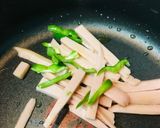 卵１個オムレツ●魚肉ソーセージ＆ピーマン作り方1写真