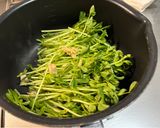 爆速5分！豆苗の簡単にんにく中華風炒め作り方3写真