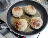 半熟玉子丸ごと入ったハンバーグ作り方6写真