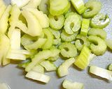 旨み濃縮！手羽元とセロリの無水カレー作り方3写真