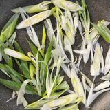 簡単朝ごはん！カリッ♪ねぎチーズの目玉焼き作り方2写真
