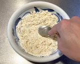 チャーハンと小麦粉を練り合わせて作るうどんの麺作り方4写真