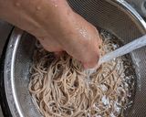 焼き茄子の皮剥いて冷やし蕎麦に載せた作り方3写真