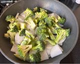 〜ブロリー&しめじ&大根の味噌マヨ炒め〜作り方6写真