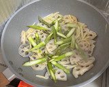 鶏むね肉とれんこんのゴマドレ炒め作り方2写真