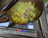 白菜と豚肉の塩炒め　具だくさん味噌汁作り方2写真