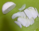 味噌汁　さつま芋・なす・玉ねぎ作り方1写真