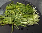 のびるの茎と豚肉の醤油麹炒め作り方2写真