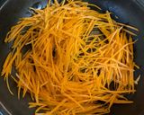人参とさやえんどうの炒め物　目玉焼き付き作り方3写真