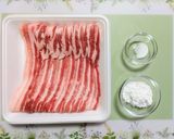 簡単夏の夕飯昼食豚ばらオクラもやし檸檬バター炒め作り方1写真