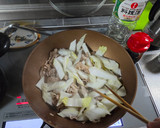白菜と豚肉の塩炒め　具だくさん味噌汁作り方1写真