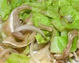 豚ミミでキャベツと新玉ねぎの塩炒め作り方3写真