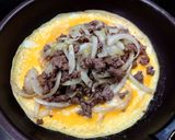 超簡単！玉ねぎとひき肉の簡単オムレツ！作り方3写真