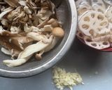 【作り置き】蓮根ときのこのガリバタ炒め作り方1写真
