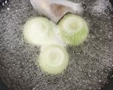 旬♪トロトロ丸ごと新玉ねぎの和風スープ作り方1写真