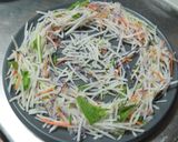 ラーメンサラダ☆野菜と中華麺のごまマヨ醤油ドレ作り方2写真