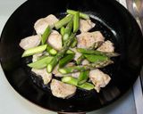 アスパラと鶏胸肉のごま油炒め作り方5写真