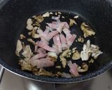 和風も洋風も合う！秋香る舞茸とベーコンの炒めご飯作り方2写真