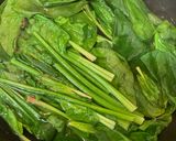ほうれん草と油揚げと豆腐のお味噌汁♪作り方1写真
