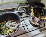豚ひき肉とニラと卵と海老で！栄養満点中華風パスタ作り方6写真