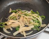 納豆のタレで！！玉ねぎとピーマンの炒め物作り方4写真