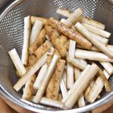 ごぼうとこんにゃくのごま味噌炒め作り方1写真