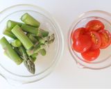 コクうま♪アスパラとトマトのかき玉みそ汁作り方1写真