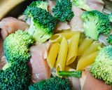 鍋の素●ペンネのカルボナーラ風チキン鍋作り方1写真