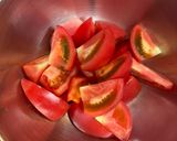 豚バラとトマトのコク旨ニンニクバジル炒め作り方1写真