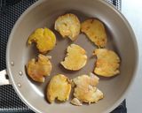チミチュリソースで食べる♪スマッシュドポテト。作り方7写真