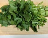 たっぷりパクチーと豚肉のエスニック炒め作り方1写真