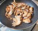 ご飯が進む！鶏ももと舞茸の味噌バター炒め作り方5写真