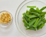 ピリ辛♪ひき肉とニラの春雨スープ作り方1写真