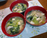 お揚げと小松菜と舞茸の練りごま味噌汁作り方18写真