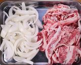 牛肉と玉葱のオイスターバターレモン炒め🍚作り方1写真