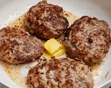 ネギ塩だれが肉汁とからむ～ホルモンバーグ作り方4写真