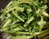 春菊の茎とベーコン炒め作り方3写真