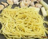 簡単!香ばし鶏肉と長ネギの焦がし醤油焼きそば作り方5写真