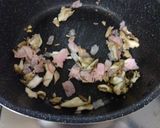 和風も洋風も合う！秋香る舞茸とベーコンの炒めご飯作り方3写真